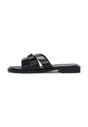 Sort flad slip sandal med to brede stropper, en glat og en flettet, på en lav stablet hælsål.