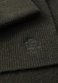 Dunkelgrün gestrickter Schal mit gerippter Textur, der ein gesticktes Logo in einem passenden Farbton aufweist. Weiches Material, simples Design.