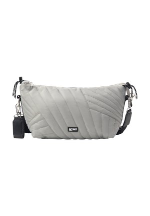 Lichtgrijze doorgestikte crossbodytas met een zwarte verstelbare riem en een klein zwart patch-logo aan de voorkant in het midden.