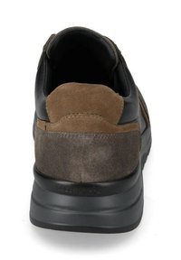 Sneaker in suede nero e marrone con tallone imbottito, suola grigia testurizzata e sottili dettagli di cucitura. Design atletico pulito e moderno.