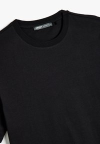 Zwarte katoen T-shirt met een ronde hals en korte mouwen. Kenmerkt zich door een gladde, zachte textuur en een regular fit ontwerp.