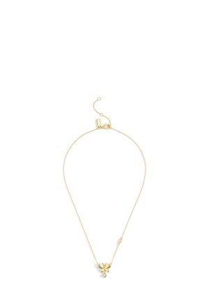 Collier en or avec un pendentif papillon, décoré d'un petit cristal suspendu. La chaîne est délicate et réglable en longueur.