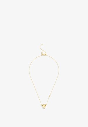 Collier en or avec un pendentif papillon, décoré d'un petit cristal suspendu. La chaîne est délicate et réglable en longueur.