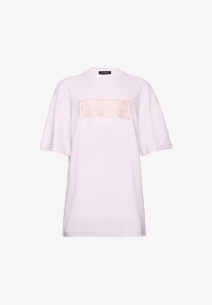 T-shirt alb supradimensionat cu un patch rectangolar texturat, moale, pe care scrie "LAMANIA" într-o nuanță deschisă de roz. Mâneci scurte, design cu gât rotund.