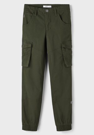 Pantalons cargo en vert olive foncé, fabriqués en tissu durable, avec plusieurs poches latérales, des poignets élastiques et une fermeture à bouton.