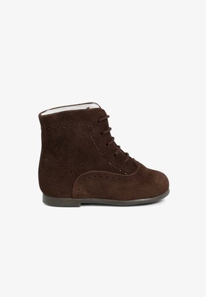 Bottines en suede marron avec un bout arrondi, un laçage à l'avant et des perforations décoratives. Doublure intérieure lisse et talon bas.