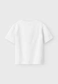 Valkoinen lyhythihainen t-paita, jossa on pyöreä kaula-aukko ja sileä rakenne. Selkäpuoli on yksinkertainen, ilman näkyviä logoja tai kuvioita.