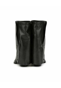 Zwarte kniehoge laarzen van soepel leer, met een slouch-design, achter ritsen en platte zolen. Geen zichtbare patronen of accenten.