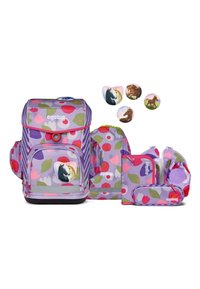 Ensemble de sac à dos violet avec des motifs floraux, texture lisse, comprenant le sac à dos principal, des sacs plus petits et quatre embellissements ronds sur le thème des chevaux.