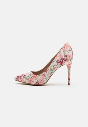 Højhælet sko med blomsterprint, spids tå og tynd stilethæl i nuancer af lyserød, rød og grøn på hvid baggrund.