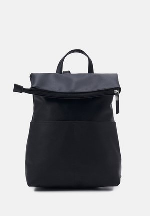 Sac à dos en cuir noir avec un dessus replié et une fermeture éclair horizontale, doté d'une petite anse en haut, présenté sur un fond blanc uni.