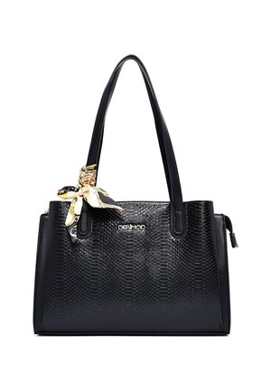 Sac à main en fausse peau de serpent noire avec de longues poignées, un petit foulard décoratif attaché à une poignée, et un logo Dermod argenté sur le devant.