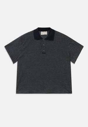 Svart kortermet polo-skjorte med tynne hvite horisontale striper og tre knapper foran, med svart krage og en stoffetikett inne i nakken.