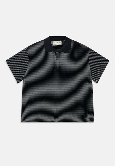 Svart kortärmad polo med tunna vita horisontella ränder och tre framtida knappar, med en svart krage och en vävdek al på insidan av nacken.