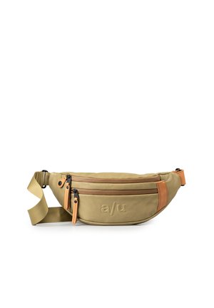 Marsupio beige con due scomparti con cerniera, tiretti in pelle color cognac, tracolla regolabile e logo "a/u" in rilievo sul davanti.