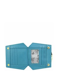 Turquoise leren portemonnee met een gestructureerde afwerking. Beschikt over meerdere kaartsleuven, een doorzichtige ID-venster en accenten in goudkleurig metaal.