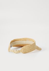Vävd halmrem i beige med ett slätt läderspänne. Har en texturerad flätad design och ett robust textilfoder.