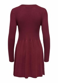 Robe bordeaux avec de longues manches côtelées, corsage ajusté et jupe évasée ; texture tricotée, encolure ronde avec un léger détail froncé.