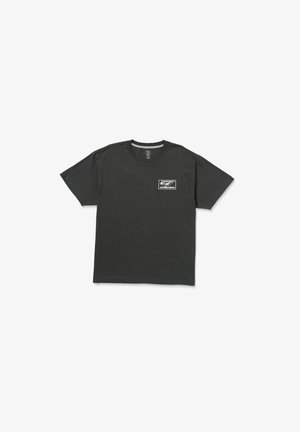 T-shirt nera in cotone a maniche corte con collo rotondo, dotata di un logo bianco nell'area della tasca sul lato sinistro. Design semplice, colore uniforme.