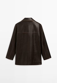 Brauner Ledermantel mit glatter, glänzender Textur, ausgestattet mit einem Kragen, langen Ärmeln und sichtbaren Nahtdetails.