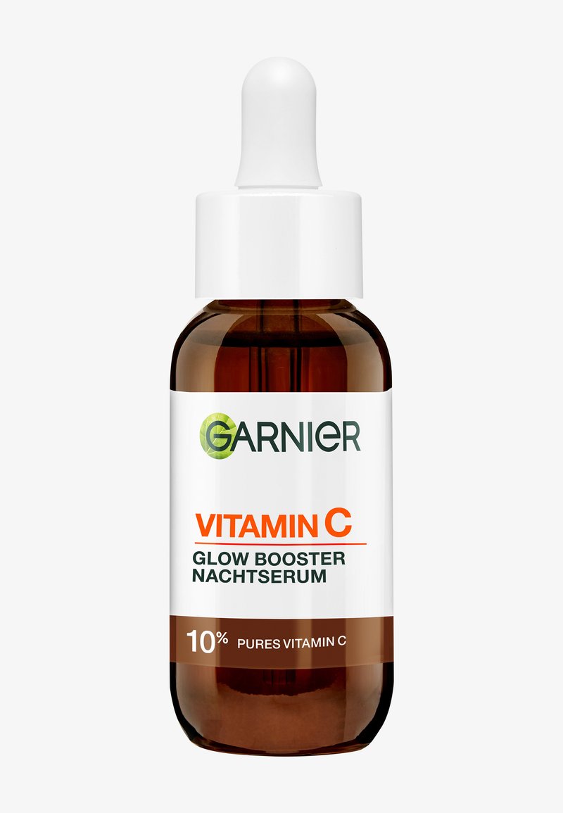 Brun glasdropperflaska med vitt lock, märkt "Garnier Vitamin C Glow Booster," med 10% ren vitamin C. Enkelt design, rund form.