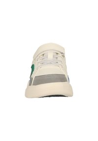 Basket crème avec embout gris, accent latéral vert, lacets gris et bride auto-agrippante, vue de face sur fond blanc.