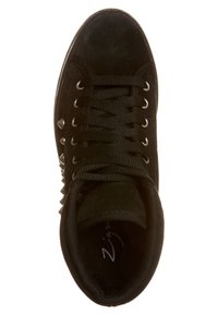 Baskets en suede noir avec lacets plats noirs, œillets en métal argenté et clous en forme de pyramide sur le côté. Col rembourré et semelle en caoutchouc texturée.