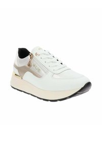 Sneaker bianco con dettagli metallici in oro, caratterizzato da una tomaia testurizzata, punta rotonda e suola spessa. Include una cerniera decorativa e dettagli con logo.