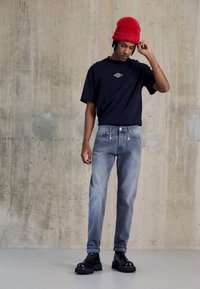 TROUSERS - Calças de ganga de corte afunilado - grey stonewash