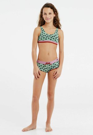 Ensemble crop top et shorts vert avec un motif de palmiers noirs, bordé de rose et de bordeaux, fabriqué en tissu extensible doux.