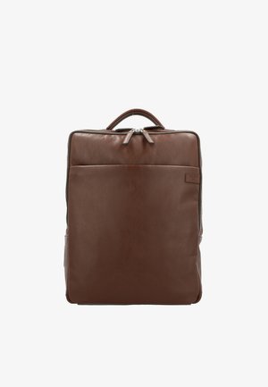 Brauner Lederrucksack mit Tragegriff oben, zwei Reißverschlusslaschen und einer Vordertasche, vor weißem Hintergrund dargestellt.