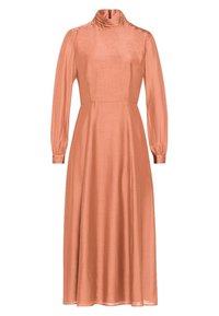 Langärmliges Kleid aus weichem Korallensatin mit hohem Halsauschnitt und fließendem Rock, das eine figurbetonte Oberteile und eine dezente Textur aufweist.
