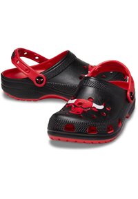 Sabots noirs et rouges avec un motif de taureau, fabriqués en matériau lisse avec des trous de ventilation et une sangle arrière pour le soutien.