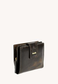 Portefeuille en cuir marron foncé avec fermoir à pression, comportant trois clous dorés et un compartiment zippé visible sur le côté.
