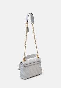 Bolso tejido de color gris claro con un asa superior, correa de cadena dorada ajustable y detalles de cuero suave. Forma rectangular compacta.