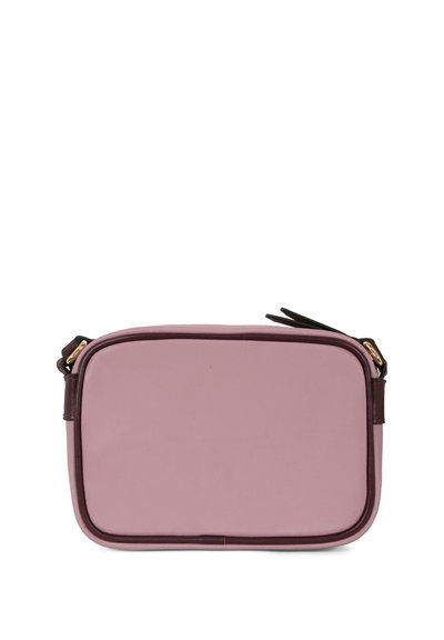 Borsa a tracolla rettangolare realizzata in materiale sintetico rosa morbido con accenti bordeaux scuro e dettagli in oro. Chiusura con zip nella parte superiore.