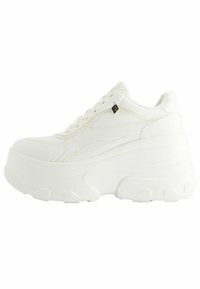 Sneaker bianche chunky con tomaia in sintetico liscio, suola spessa, dettagli testurizzati e un piccolo logo accentato sul lato.