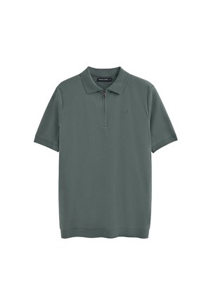 Dunkelgrünes Polohemd mit kurzen Ärmeln, ausgestattet mit einem halben Reißverschluss und einem kleinen Logo auf der Brust. Glatte Textur, Standardkragen-Design.