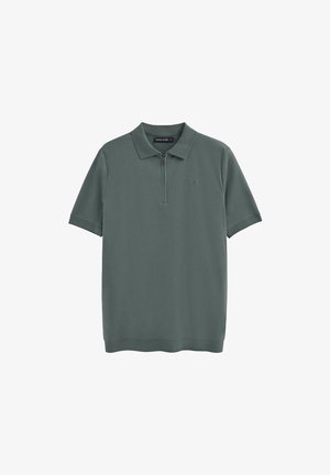 Dunkelgrünes Polohemd mit kurzen Ärmeln, ausgestattet mit einem halben Reißverschluss und einem kleinen Logo auf der Brust. Glatte Textur, Standardkragen-Design.