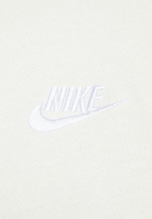 Tissu blanc avec un logo Nike brodé en gris clair. La texture est lisse et le design est simple et épuré.