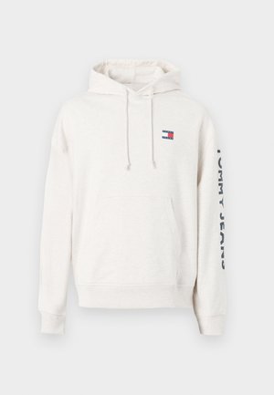 Sweatshirt de cor creme feito de tecido macio, com um bolso frontal, capuz ajustável com cordão e logo "TOMMY JEANS" na manga.