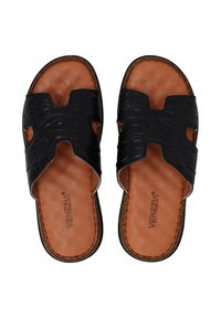 Zwarte slippers met een textuur van krokodillenpatroon op de bovenkant, voorzien van een bruine leren binnenzool en stiksels langs de randen.