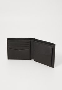 Carteira de couro preto com um acabamento texturizado, apresentando múltiplos compartimentos para cartões, um bolso para dinheiro e uma marcação mínima em relevo no interior.