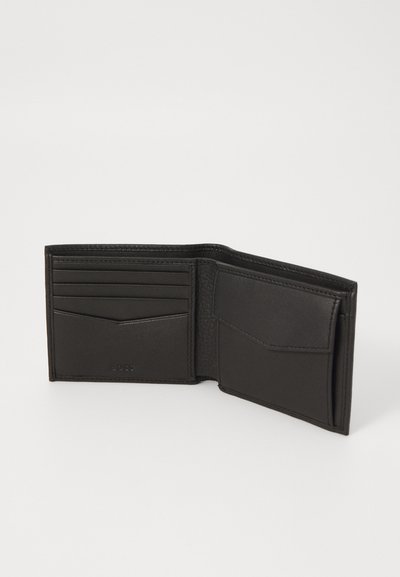 Portefeuille en cuir noir avec une finition texturée, comportant plusieurs emplacements pour cartes, un compartiment pour les billets et un marquage minimal embossé à l'intérieur.