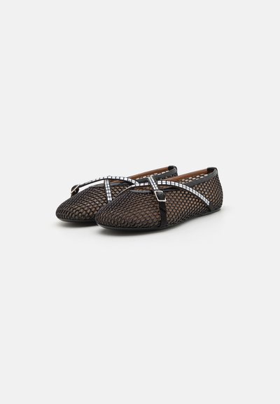 Bailarinas de malla negra con un patrón texturizado, que cuentan con tiras entrecruzadas y un pequeño detalle de hebilla. El diseño es elegante y redondeado.
