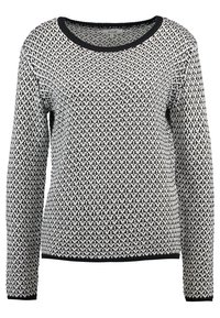 Pull en maille noir et blanc à manches longues, col rond, avec un motif subtil en losanges partout.