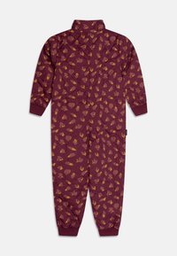 Bordeauxfärgad vadderad jumpsuit med gula blommönster, hög krage, långa ärmar och elastiska manchetter vid handleder och vrister. Slät textur.