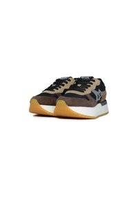 Sneaker sportive nere e marroni realizzate in suede e tessuto, con chiusura a lacci, una suola intermedia bianca e una suola esterna in gomma testurizzata.