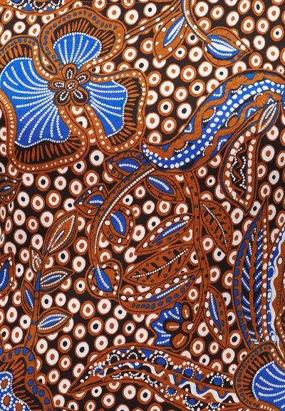 Καφέ ύφασμα με μπλε, λευκά και μαύρα λουλουδένια και φυλλώδη σχέδια, τοποθετημένα πάνω σε φόντο από ομοιόμορφα τοποθετημένους λευκούς κύκλους με καφέ κέντρα.