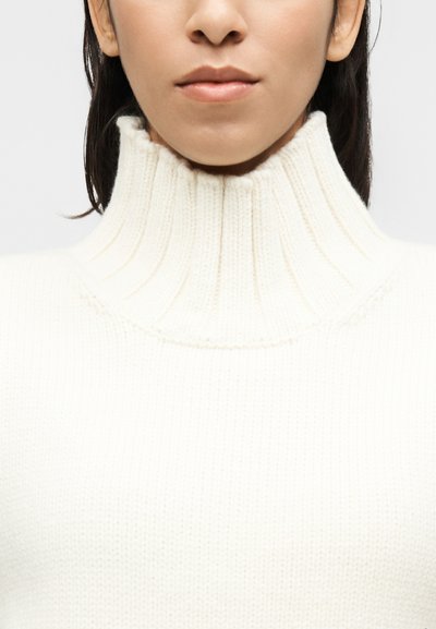 Κρεμ πουλόβερ με ψηλό λαιμό και ριμπ υφή, με παχιά, δομημένη γιακά και εφαρμοστή εφαρμογή γύρω από το λαιμό.